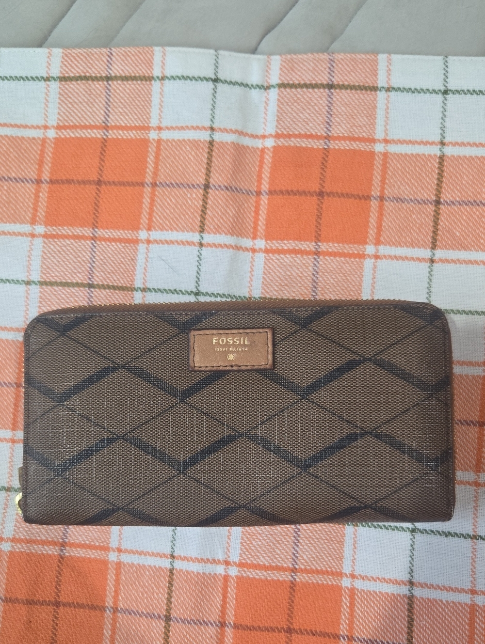 Fossil Brown And Black Diamond Patterned Zip Wallet with Gold Logo Plate